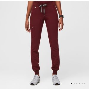 Figs Zamora Petite Jogger in Burgundy !